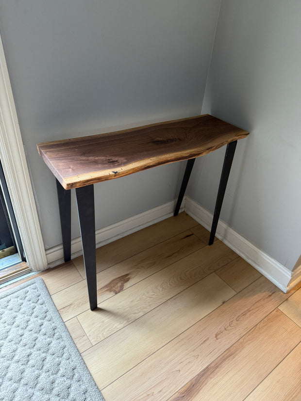<strong>The Minimalist Bend - Includes 4 Legs</strong>